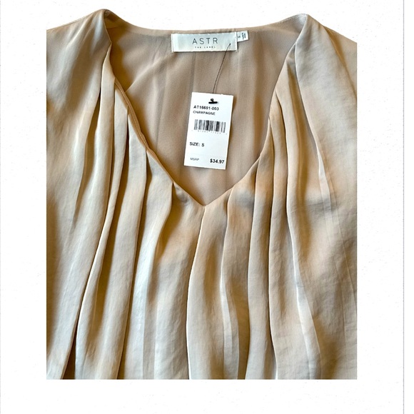 NWT ASTR The Label Bubble Hem Short Sleeve Top In Champagne Size: Small - Picture 7 of 11